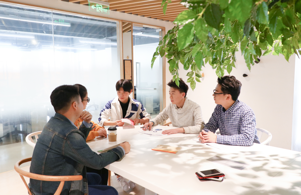 2025企業增長新公式：高端定制官網=核心增長引擎